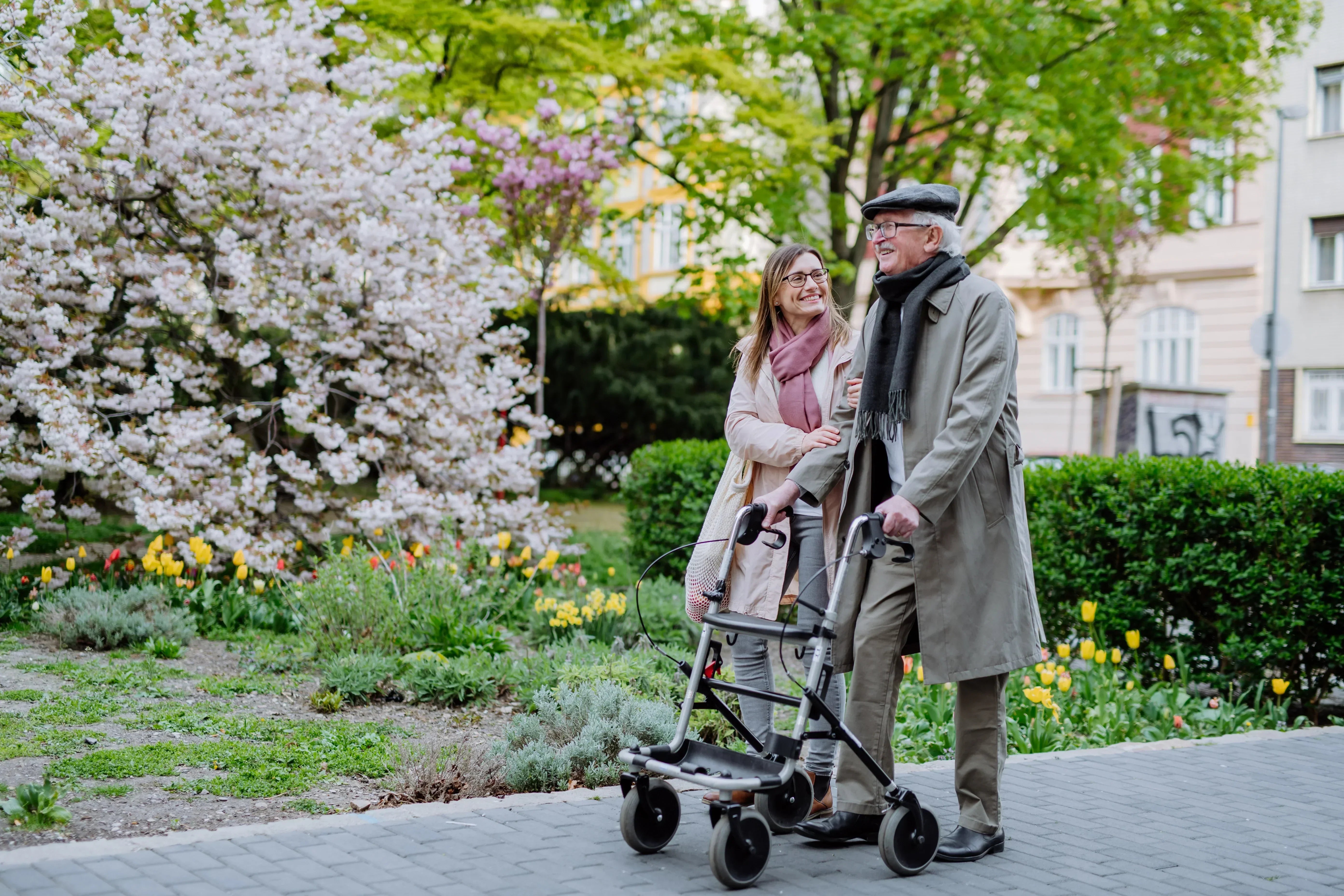 Advantages and disadvantages of using a walker for adults | Mobiclinic